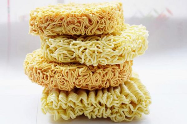 mì tôm (mì ăn liền) sống mì tôm (mì ăn liền) sống